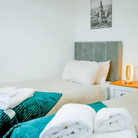 The Wynne House - 3 Bedroom Luxury House With 5 Beds & Free Parking Near City Centre, And A Walking Distance To The Etihad Stadium & Coop Live Arena-2
